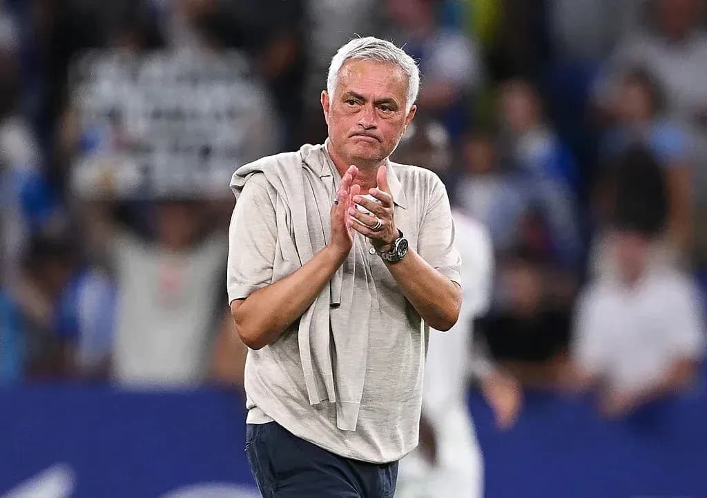 Murinho stadionda qo'llarini qarsillatmoqda Murinho stadionda qo'llarini qarsillatmoqda