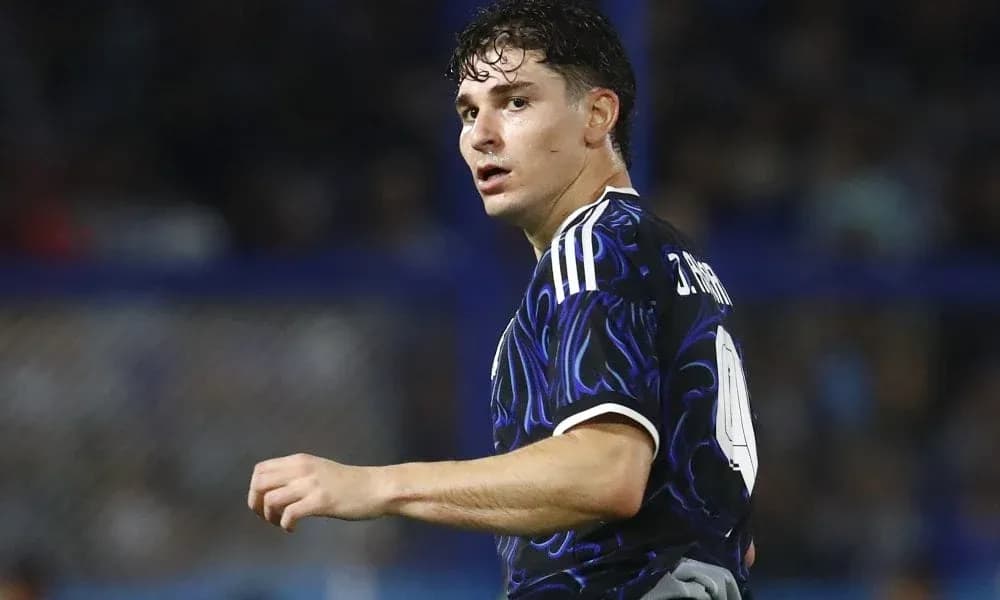 Futbolchi o'yin maydonida harakatda Futbolchi o'yin maydonida harakatda
