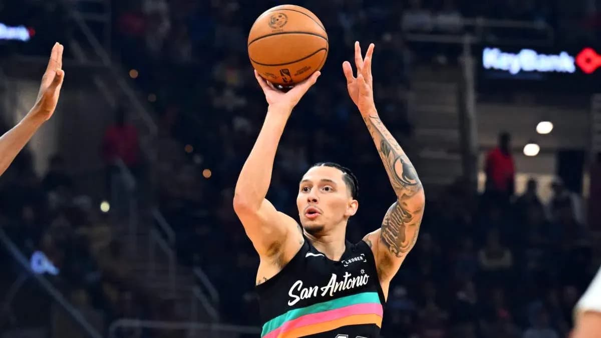 O'yinchi basketni otish paytida O'yinchi basketni otish paytida