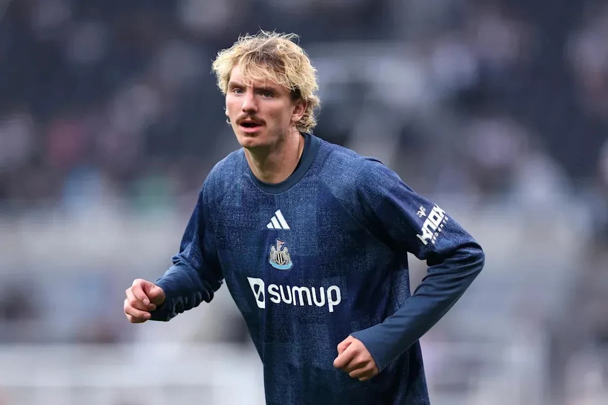 Futbolchi Newcastle formasida maydonni tayyorlamoqda Futbolchi Newcastle formasida maydonni tayyorlamoqda