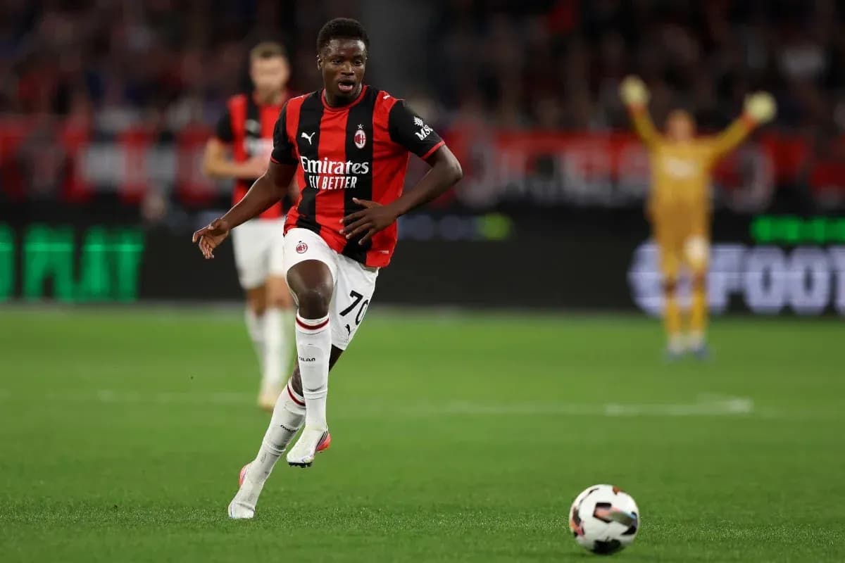 Futbolchi Milan formasi bilan to'pni olib bormoqda Futbolchi Milan formasi bilan to'pni olib bormoqda