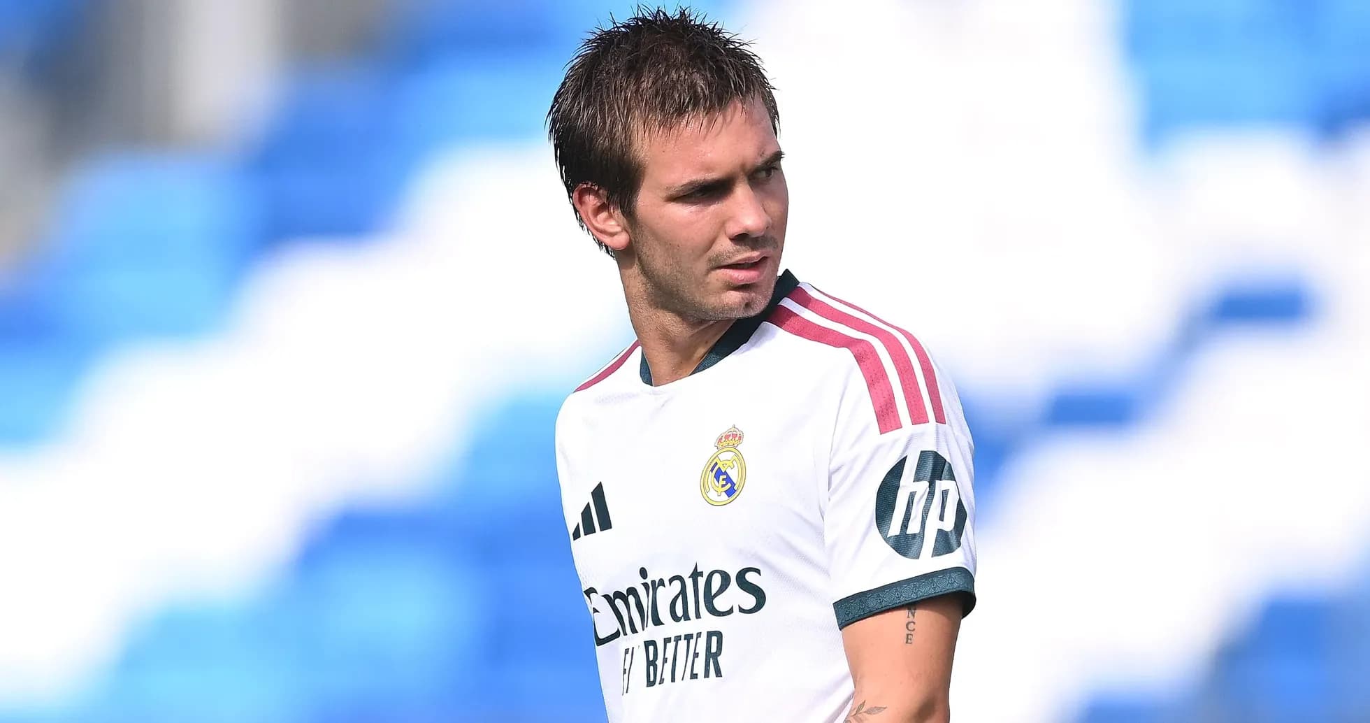Futbolchi Real Madrid formasida mashg'ulotda Futbolchi Real Madrid formasida mashg'ulotda