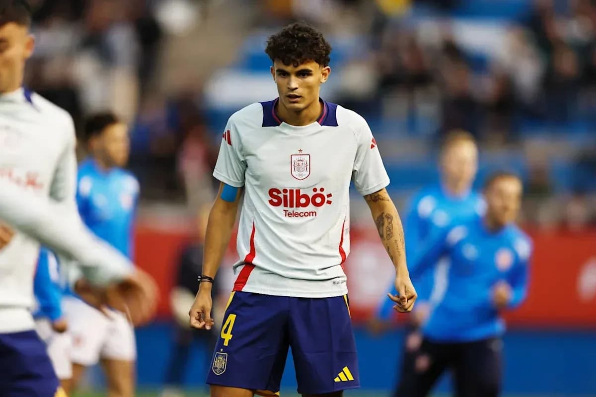 Futbolchi maydonda harakatda, orqa fondda jamoa Futbolchi maydonda harakatda, orqa fondda jamoa