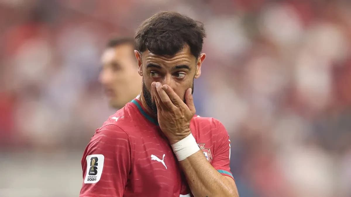 Futbolchi o'yin davomida qo'lida yuzini tutmoqda Futbolchi o'yin davomida qo'lida yuzini tutmoqda