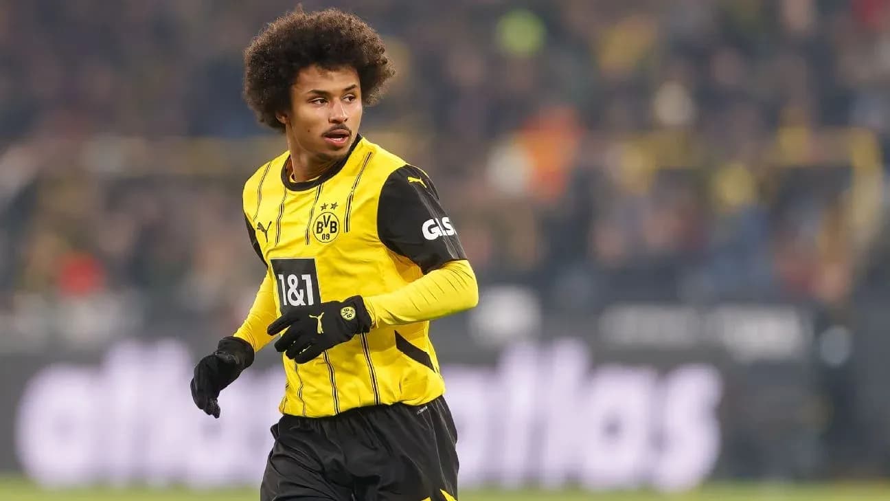 O'yinchi Borussia Dortmund formasida maydonda harakatda O'yinchi Borussia Dortmund formasida maydonda harakatda
