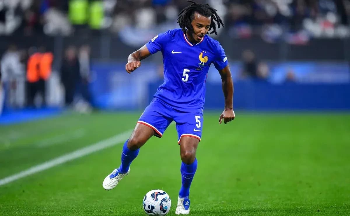 Fransiya futbolchisi to'pni ushlab turibdi Fransiya futbolchisi to'pni ushlab turibdi