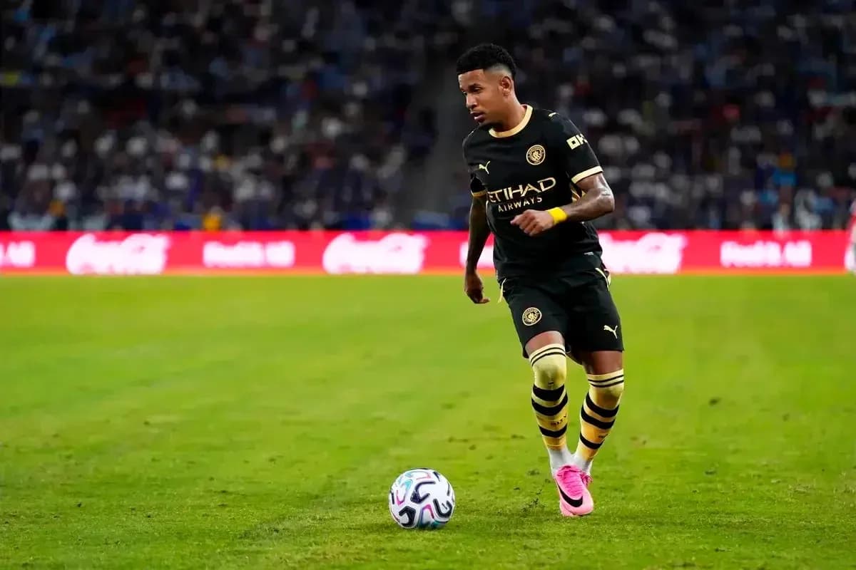Futbolchi to'p bilan harakatlanmoqda Futbolchi to'p bilan harakatlanmoqda