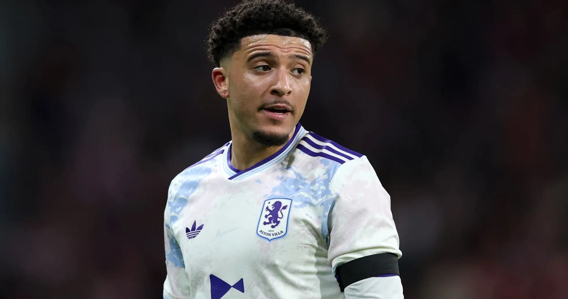 Futbolchi Aston Villa formasida maydonda turibdi Futbolchi Aston Villa formasida maydonda turibdi