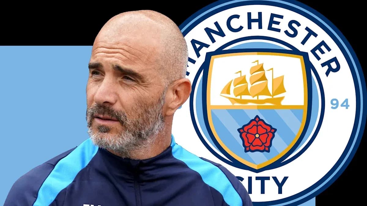 Trener Manchester City'ning emblemi bilan Trener Manchester City'ning emblemi bilan