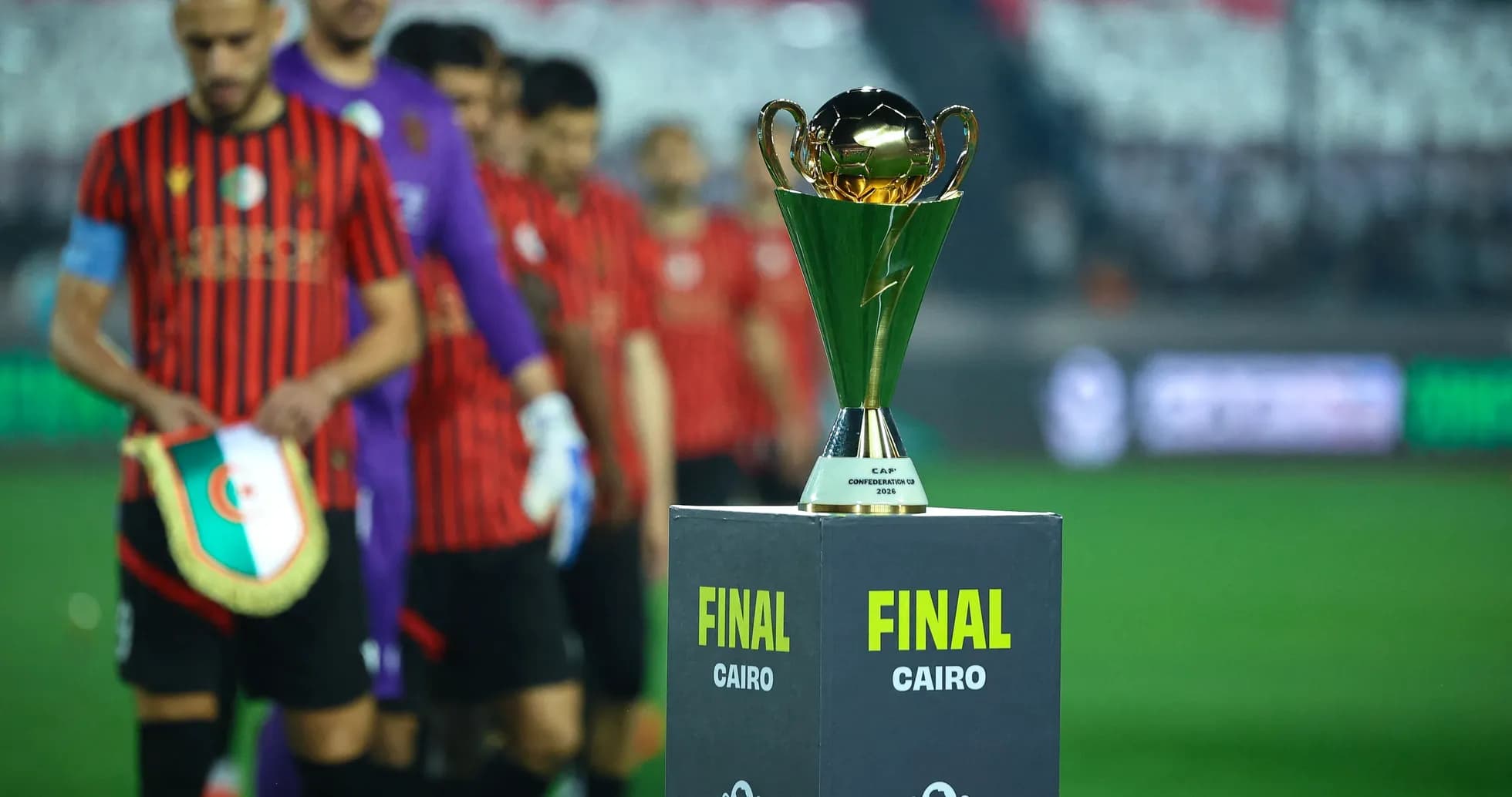 Futbol finalida turgan jamoa va kubok Futbol finalida turgan jamoa va kubok