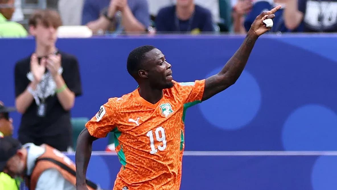Futbolchi gol urganidan so'ng qo'lini ko'tarayapti Futbolchi gol urganidan so'ng qo'lini ko'tarayapti