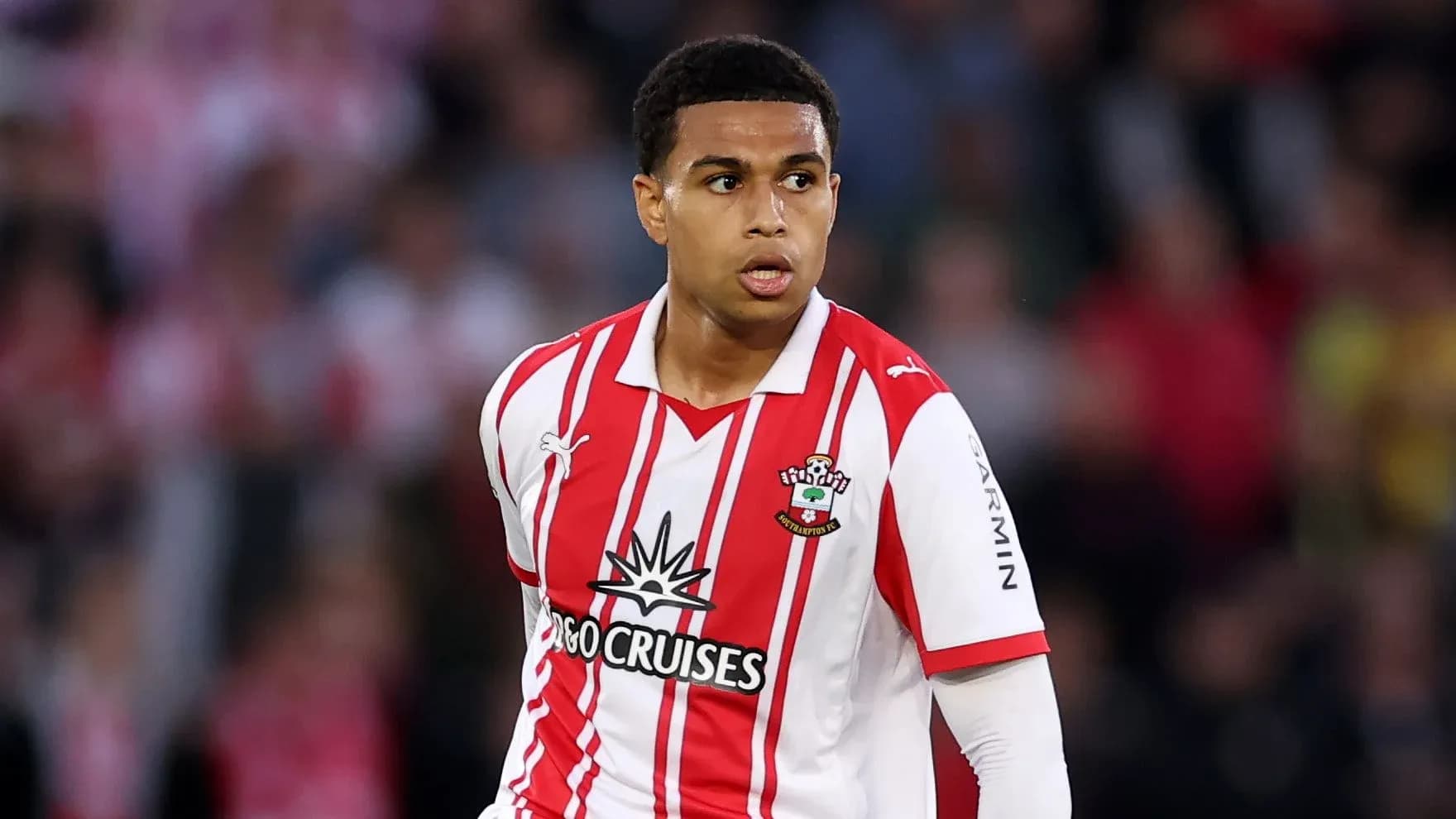 Futbolchi Southampton formasi bilan maydonda Futbolchi Southampton formasi bilan maydonda