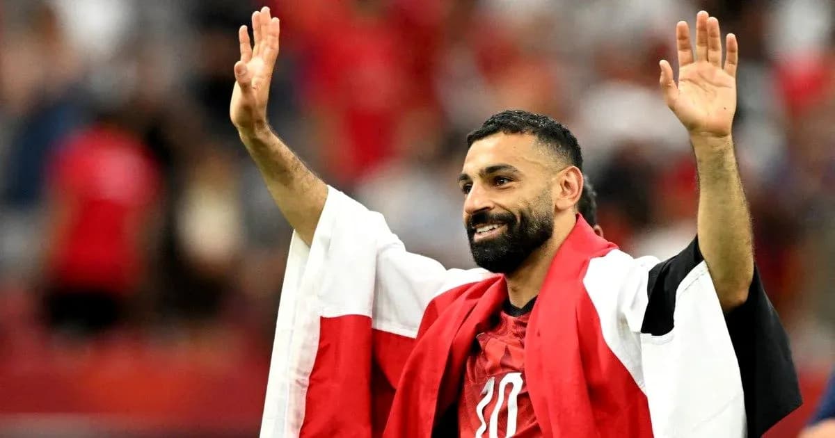 Futbolchi fanlarga qo'l silkayotgan futbolchi Futbolchi fanlarga qo'l silkayotgan futbolchi