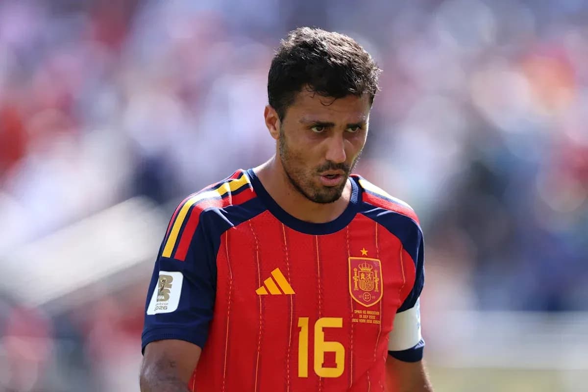 Futbolchi Ispaniya formasida maydonga chiqmoqda Futbolchi Ispaniya formasida maydonga chiqmoqda
