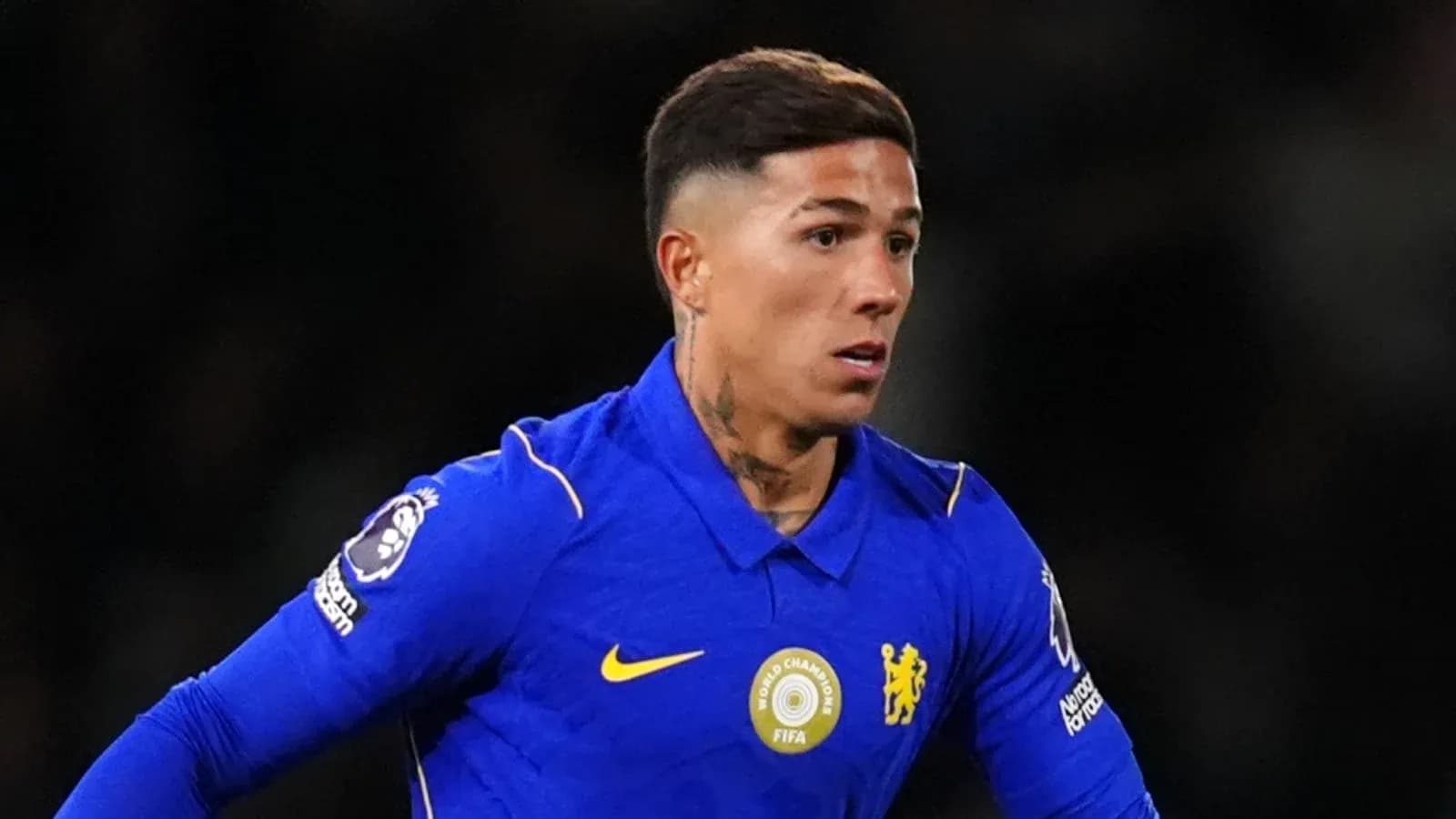 Futbolchi maydonda harakatda, Chelsea formasi kiygan Futbolchi maydonda harakatda, Chelsea formasi kiygan