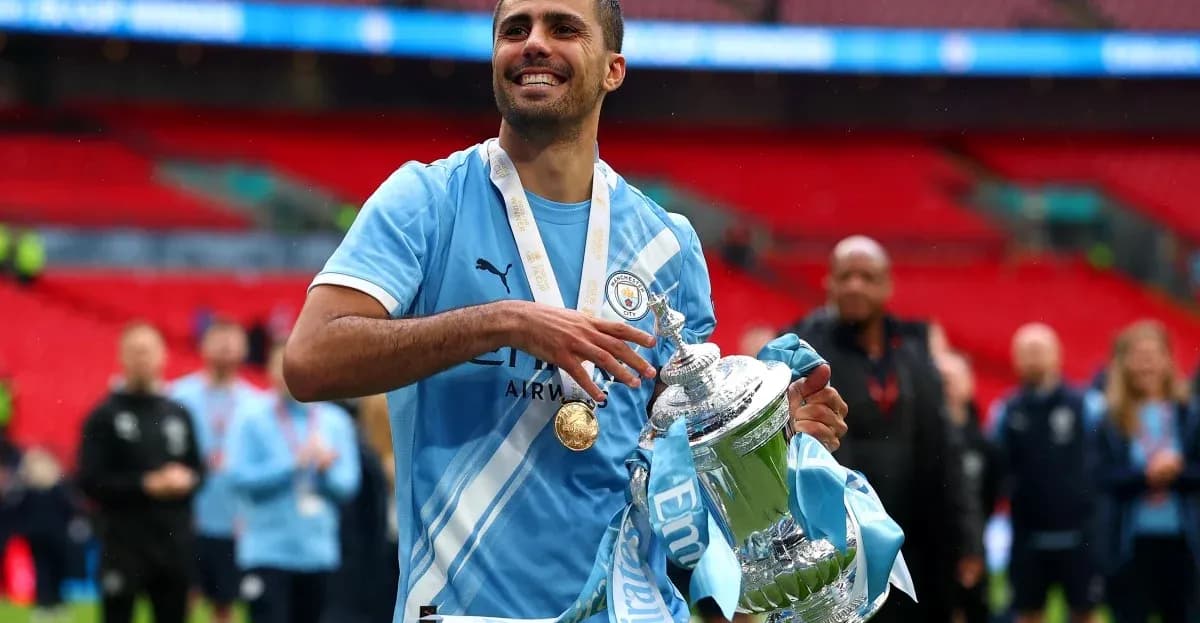 Futbolchi kubok bilan Wembley stadionida turibdi Futbolchi kubok bilan Wembley stadionida turibdi