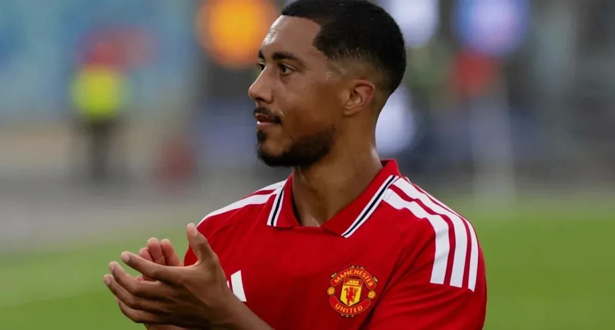 Futbolchi Manchester United formasida qo'llarini chayqamoqda Futbolchi Manchester United formasida qo'llarini chayqamoqda