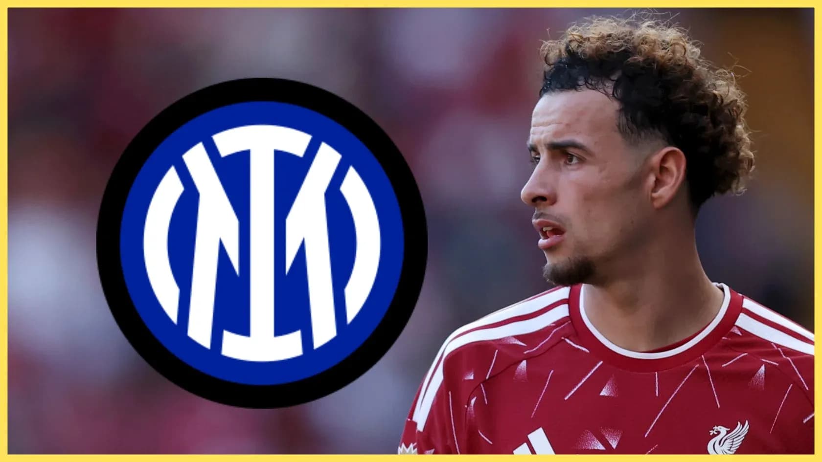 Futbolchi Inter logotipi bilan maydonda Futbolchi Inter logotipi bilan maydonda