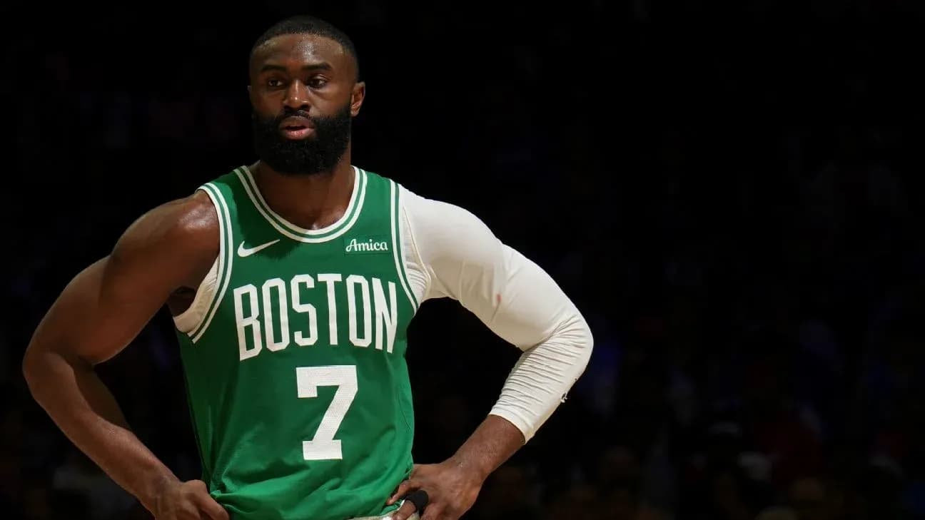 Bostonda raqibga qarab turgan basketbolchi Bostonda raqibga qarab turgan basketbolchi