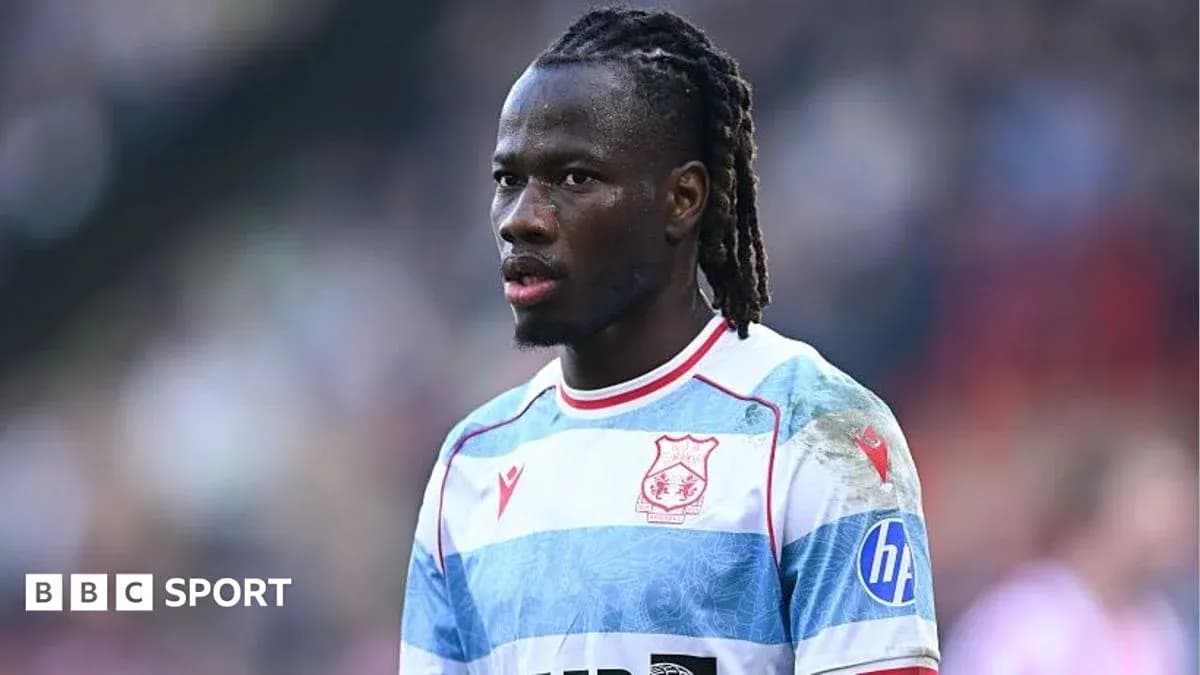 Futbolchi o'yin paytida diqqat bilan qaramoqda Futbolchi o'yin paytida diqqat bilan qaramoqda