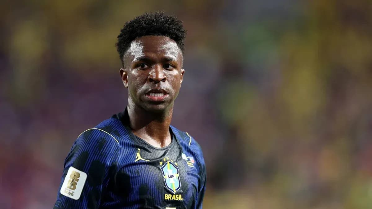 Futbolchi o'yinida to'pga diqqat bilan qaramoqda Futbolchi o'yinida to'pga diqqat bilan qaramoqda