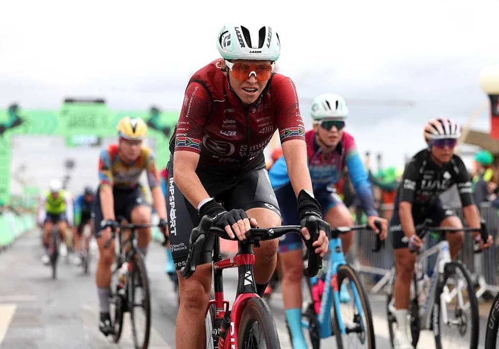 Velosipedchilar poygasi davomida yo'lda harakatda Velosipedchilar poygasi davomida yo'lda harakatda