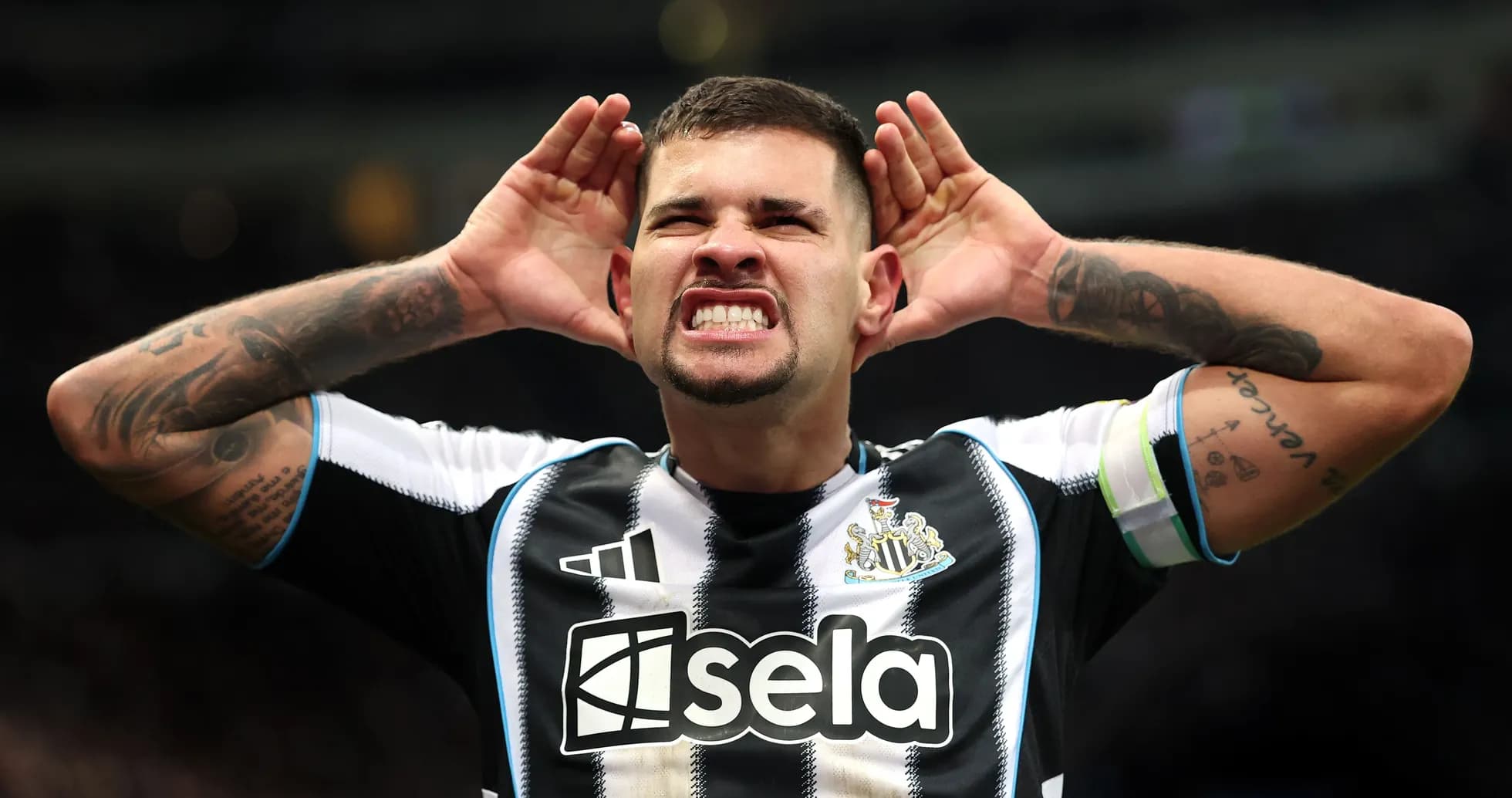 Futbolchi qo'llarini quloqlariga bosib turgan Futbolchi qo'llarini quloqlariga bosib turgan