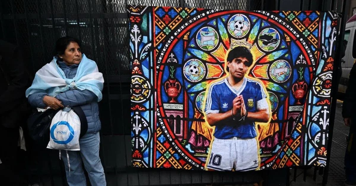 Ayol, Diego Maradona portretiga yaqin turibdi Ayol, Diego Maradona portretiga yaqin turibdi