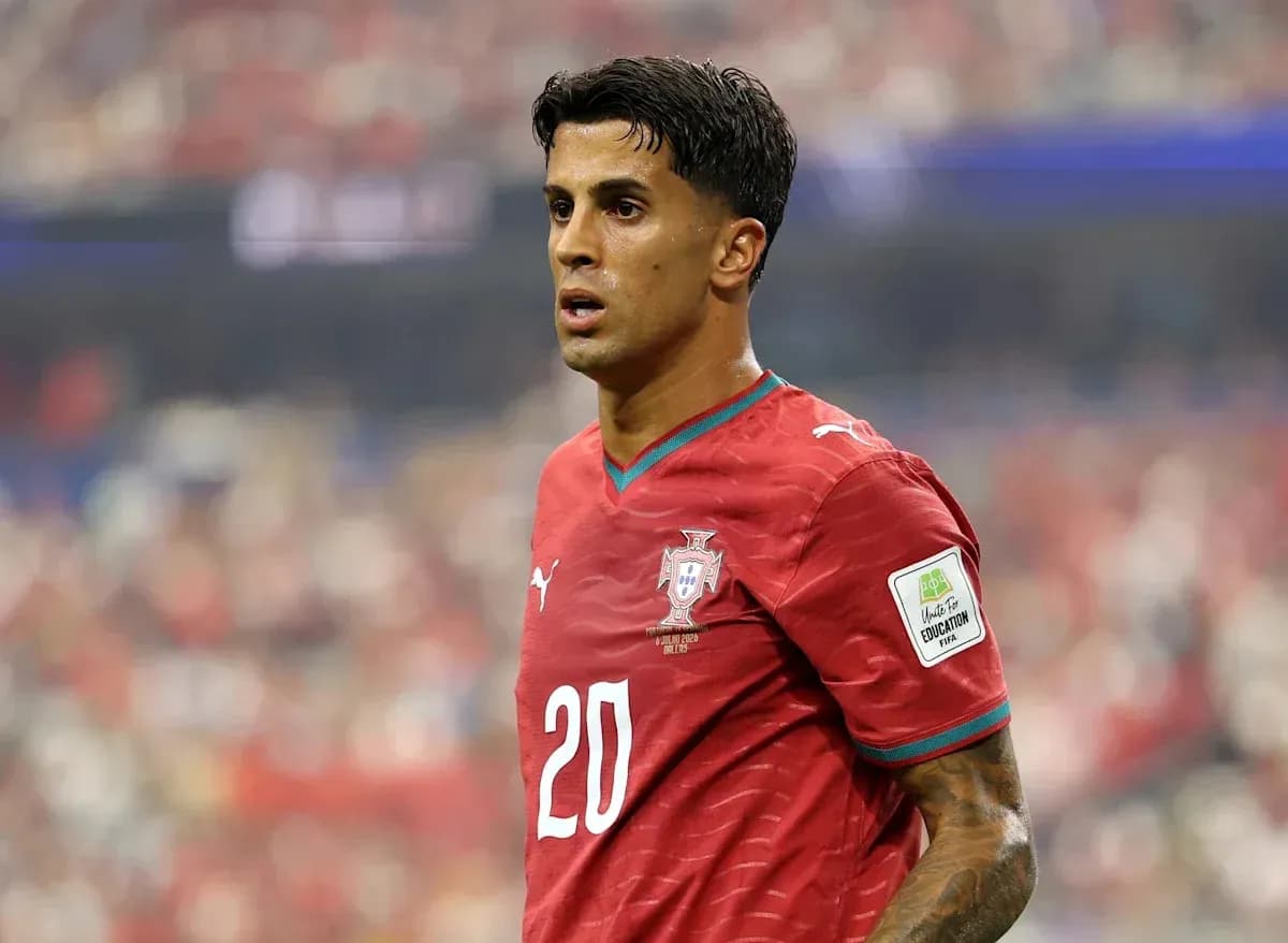 Futbolchi Portugaliya jamoasining qizil formasi kiygan Futbolchi Portugaliya jamoasining qizil formasi kiygan