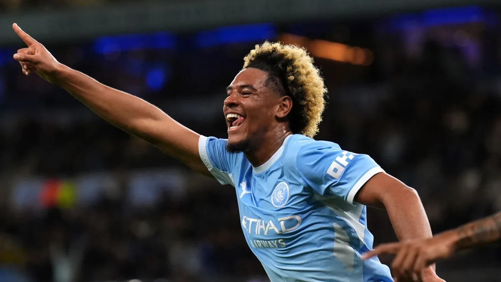 Futbolchi g'alaba nishonlayotgan paytda Futbolchi g'alaba nishonlayotgan paytda