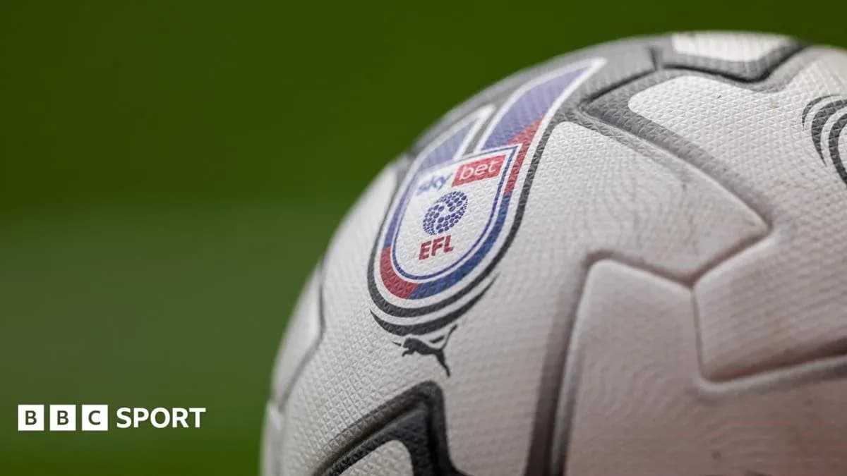 EFL logosi bilan futbol to'pi yaqin planda EFL logosi bilan futbol to'pi yaqin planda