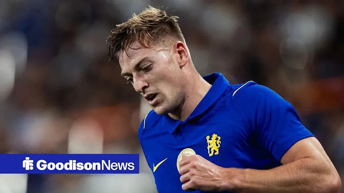 Futbolchi Chelsea formasida maydonda harakatda Futbolchi Chelsea formasida maydonda harakatda