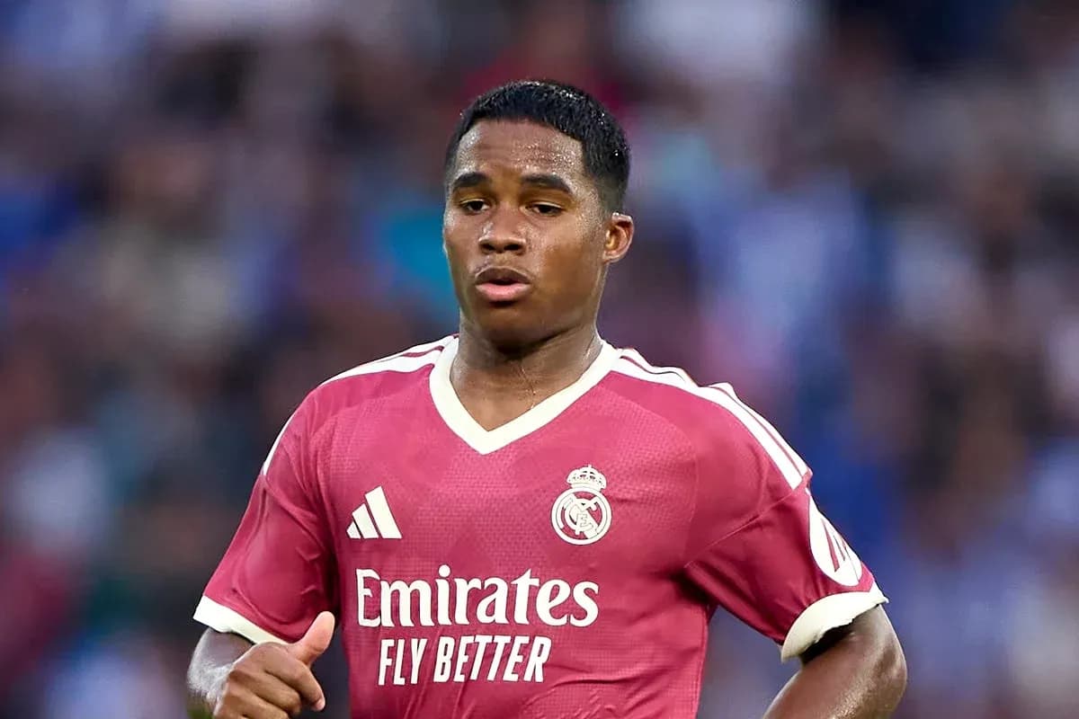 Futbolchi Real Madrid formasida harakatda Futbolchi Real Madrid formasida harakatda