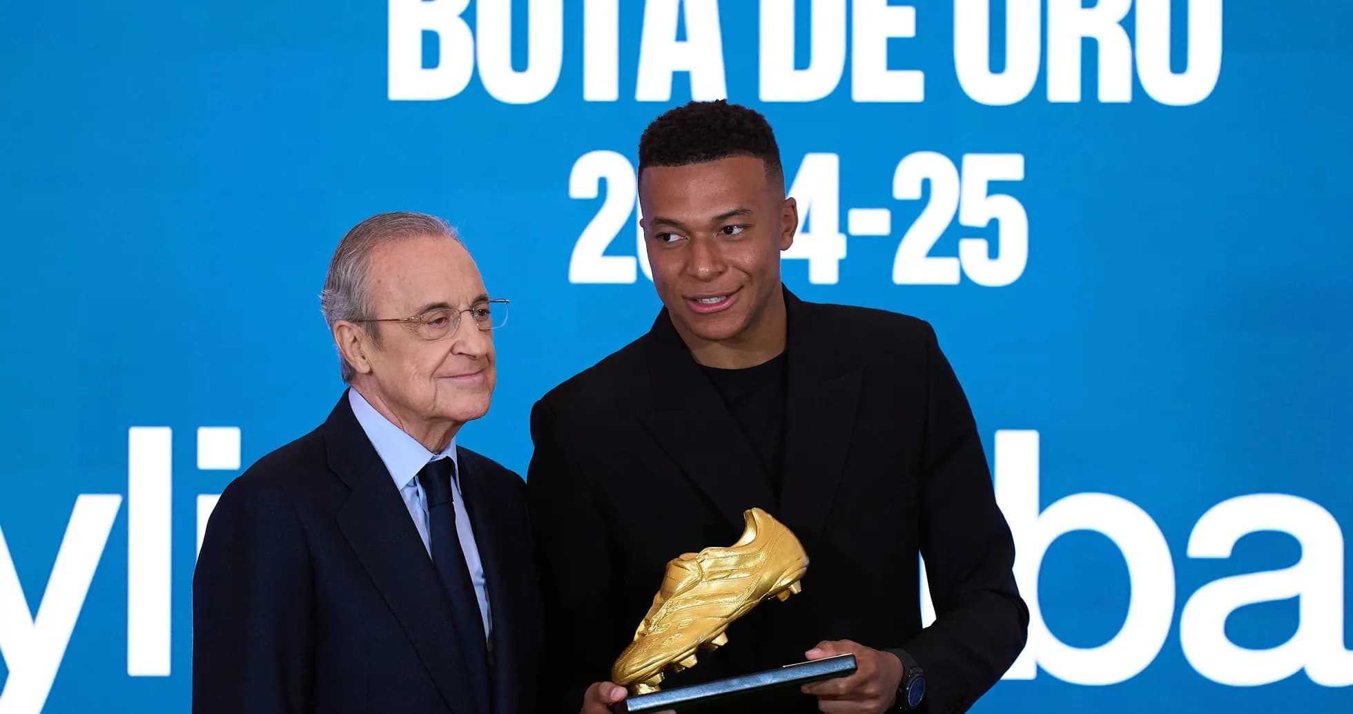 Mbappé receives Golden Boot award from club president Mbappé receives Golden Boot award from club president