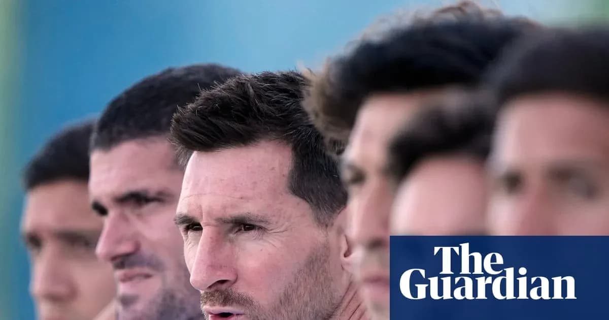 Futbolchilar yig'ilishida qatnashayotgan jamoa a'zolari Futbolchilar yig'ilishida qatnashayotgan jamoa a'zolari
