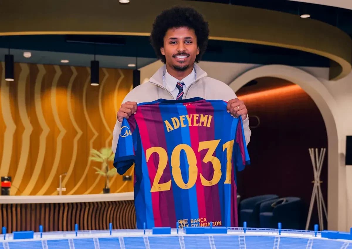 Futbolchi Adeyemi Barcelona formasi bilan turibdi Futbolchi Adeyemi Barcelona formasi bilan turibdi