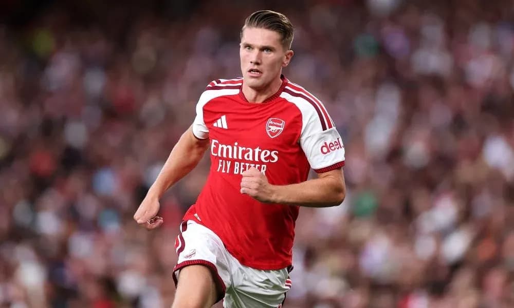 Futbolchi maydonda harakatda, Arsenal formasida Futbolchi maydonda harakatda, Arsenal formasida