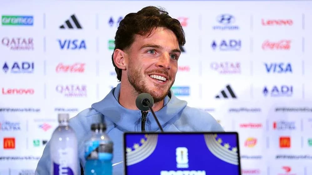Futbolchi matbuot anjumanida so'zlayapti Futbolchi matbuot anjumanida so'zlayapti