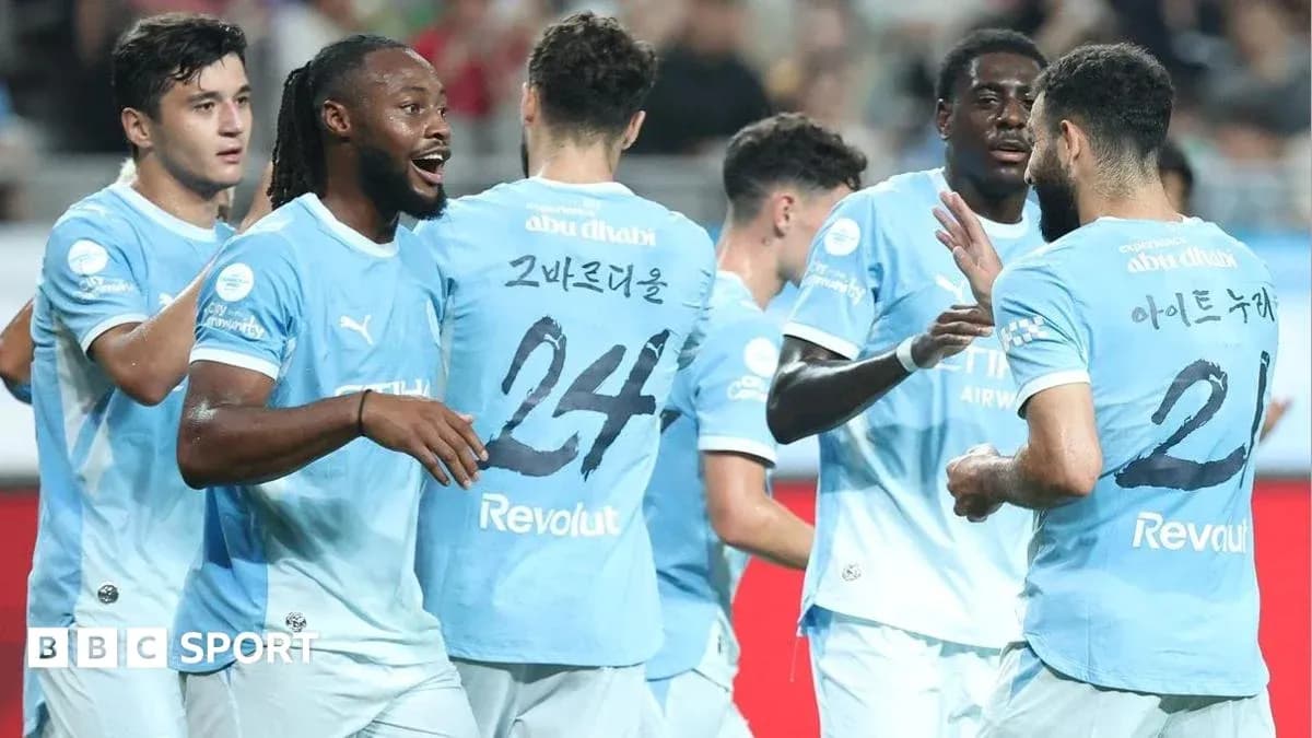 Futbolchilar gol urganidan keyin bir-birini tabriklamoqda Futbolchilar gol urganidan keyin bir-birini tabriklamoqda