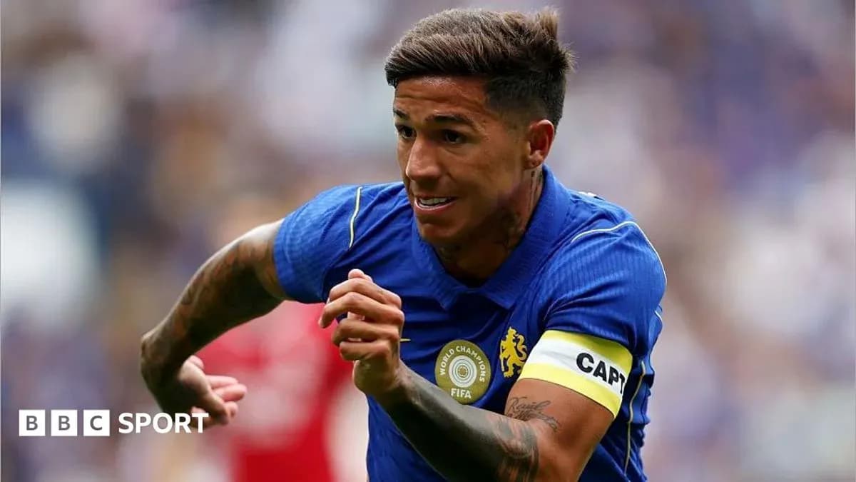 Futbolchi to'pni quchib, yugurayotgan holatda Futbolchi to'pni quchib, yugurayotgan holatda