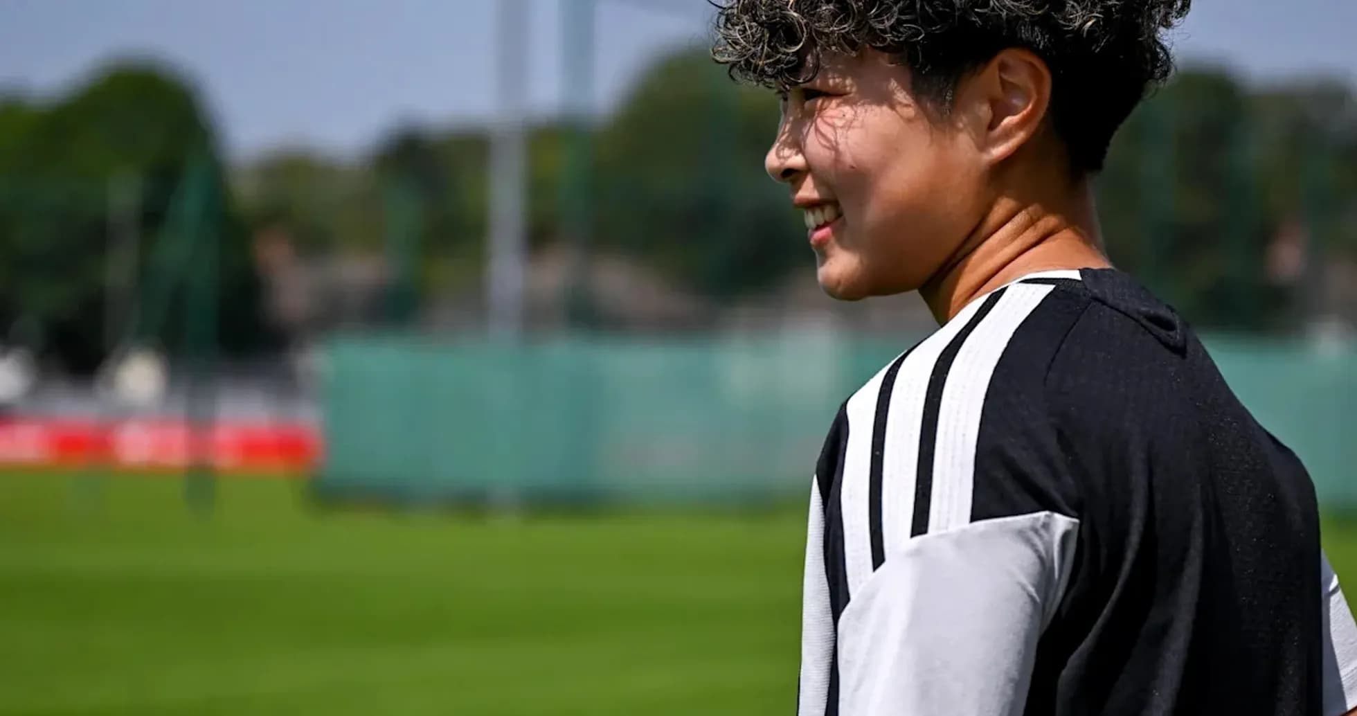 Futbolchi mashg'ulot maydonida orqa tomondan Futbolchi mashg'ulot maydonida orqa tomondan