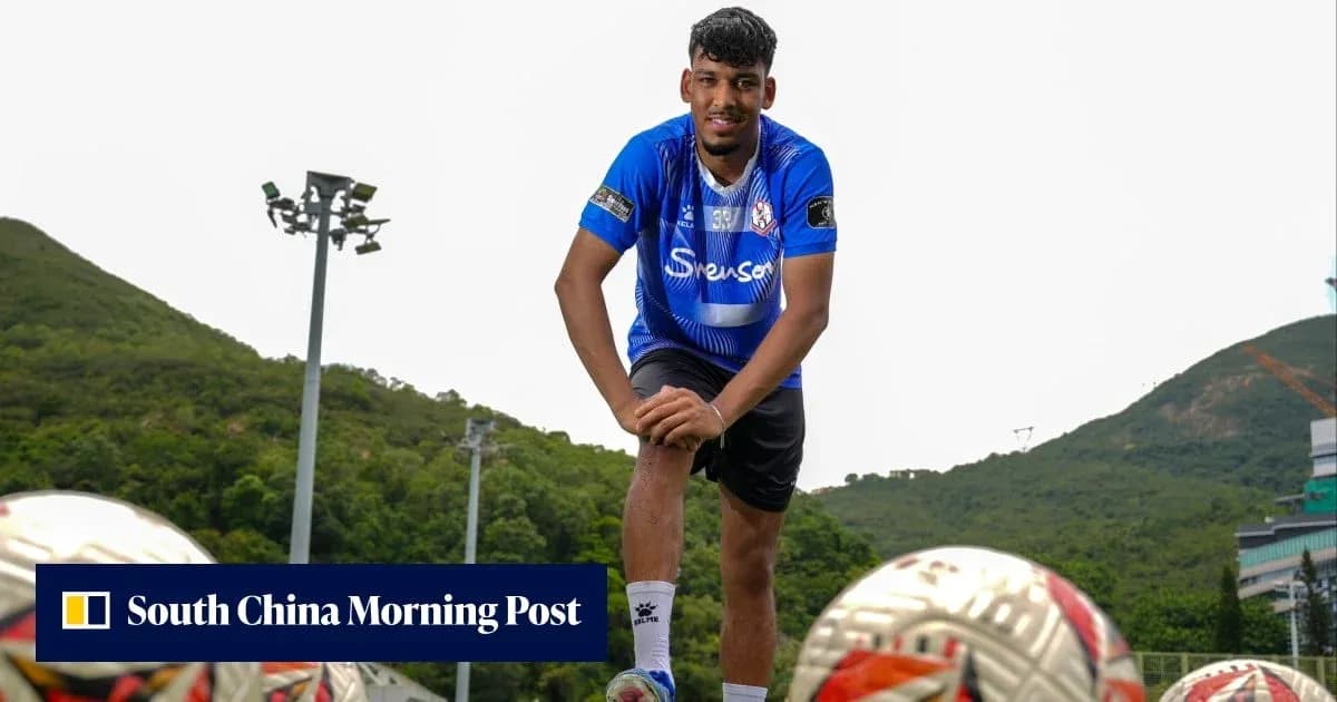 Futbolchi o'yin maydonida to'p bilan turibdi Futbolchi o'yin maydonida to'p bilan turibdi
