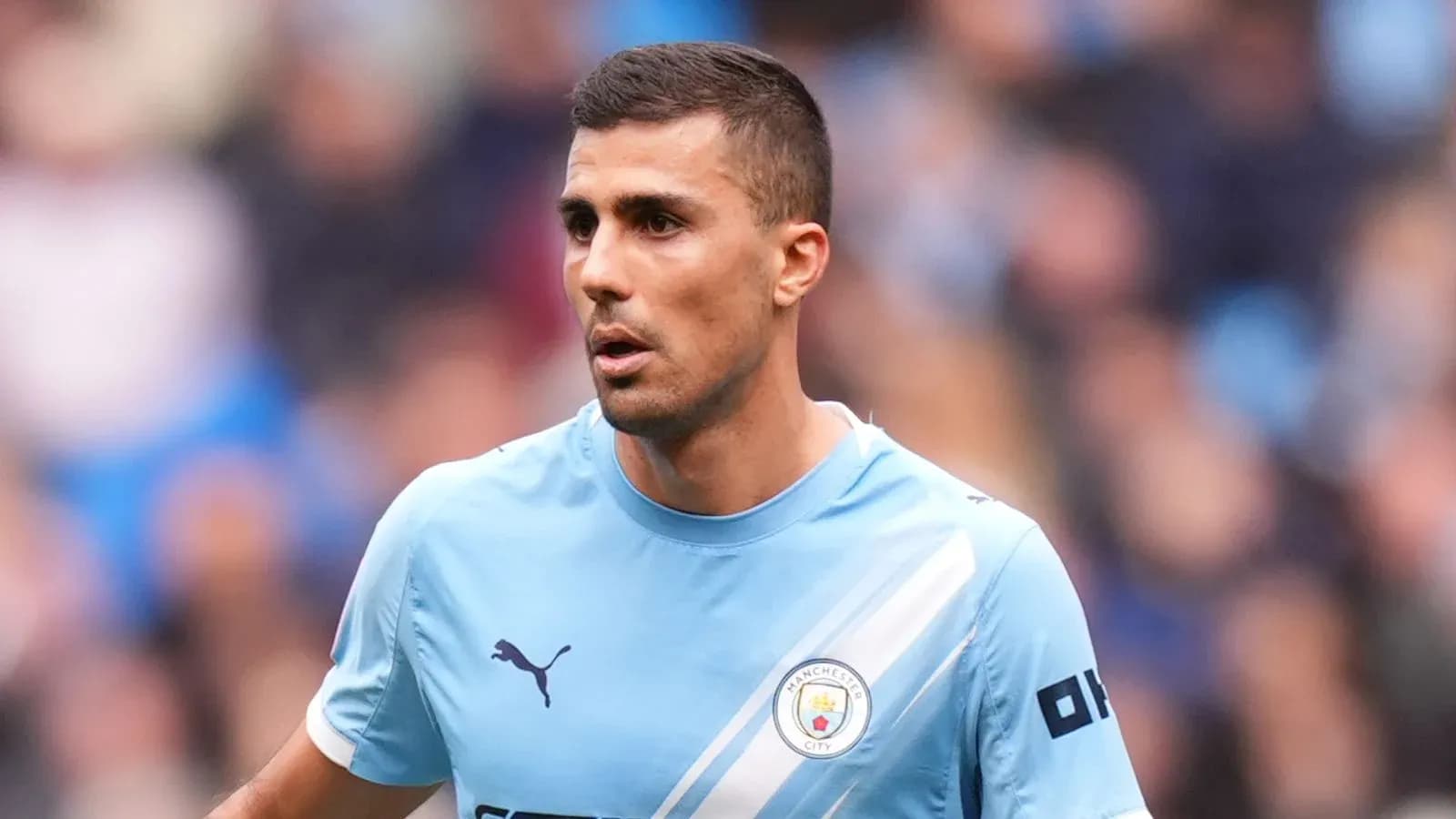 Futbolchi Manchester City formasi bilan maydonda Futbolchi Manchester City formasi bilan maydonda