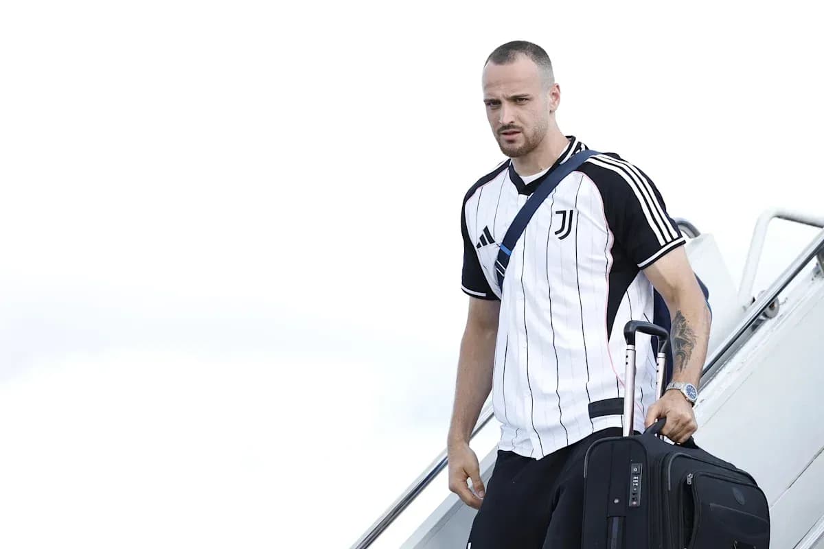 Futbolchi Juventus formasida yuk ko'tarib kelmoqda Futbolchi Juventus formasida yuk ko'tarib kelmoqda