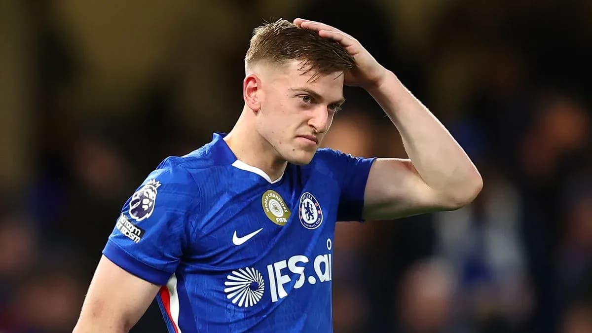 Futbolchi Chelsea formasida, boshini ushlab turmoqda Futbolchi Chelsea formasida, boshini ushlab turmoqda