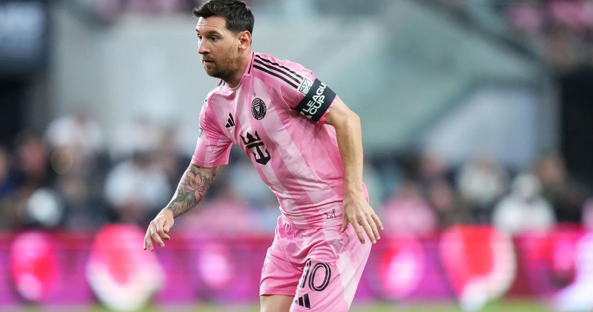 Lionel Messi in pink jersey during match Lionel Messi in pink jersey during match