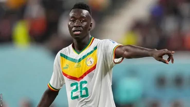 Futbolchi raqibga ko'rsatmoqda, Senegal formasi Futbolchi raqibga ko'rsatmoqda, Senegal formasi