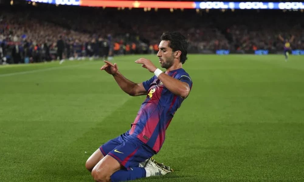 Futbolchi gol urganidan keyin xursand bo'lyapti Futbolchi gol urganidan keyin xursand bo'lyapti