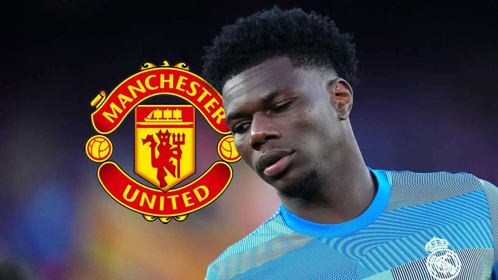 Futbolchi Manchester United logosi bilan yonma-yon Futbolchi Manchester United logosi bilan yonma-yon