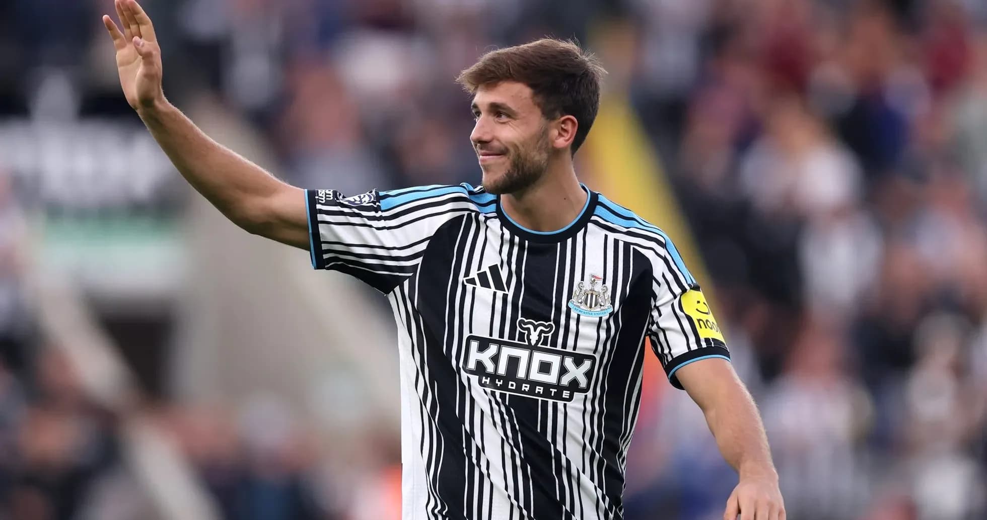 Futbolchi maydonida muxlislarni salomlayapti Futbolchi maydonida muxlislarni salomlayapti
